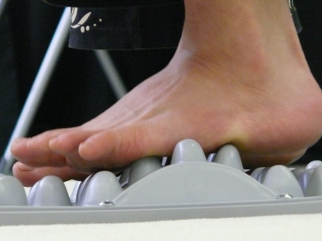ウォークマット?】官足法 反射区治療・足つぼ・足裏マッサージ用健康器具